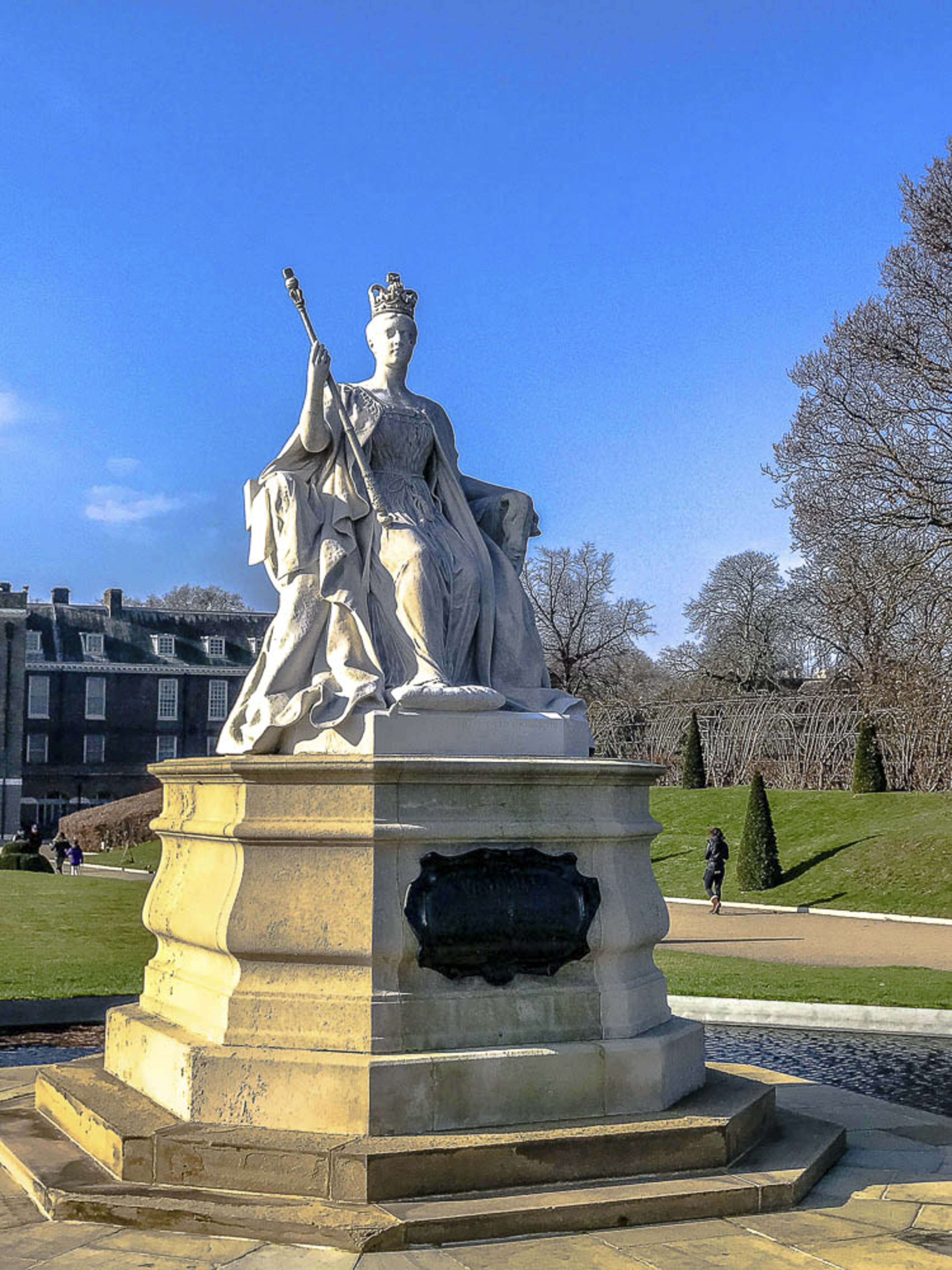 Queen Victoria statue at Kensington Palace Gardens