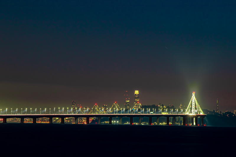 Last light over the bay — Emeryville Marina at dusk