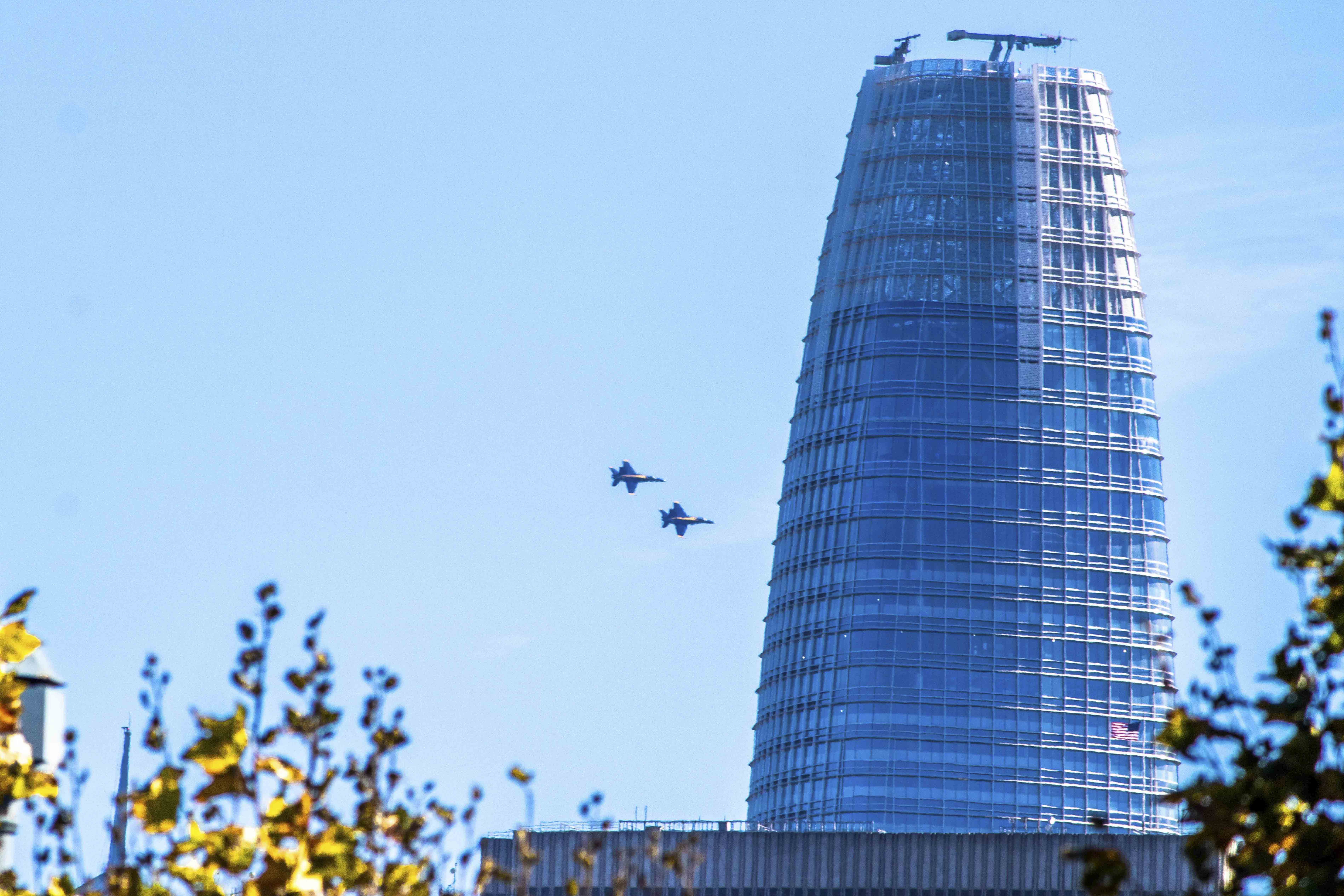 Crossing break — two jets cross paths in opposite directions