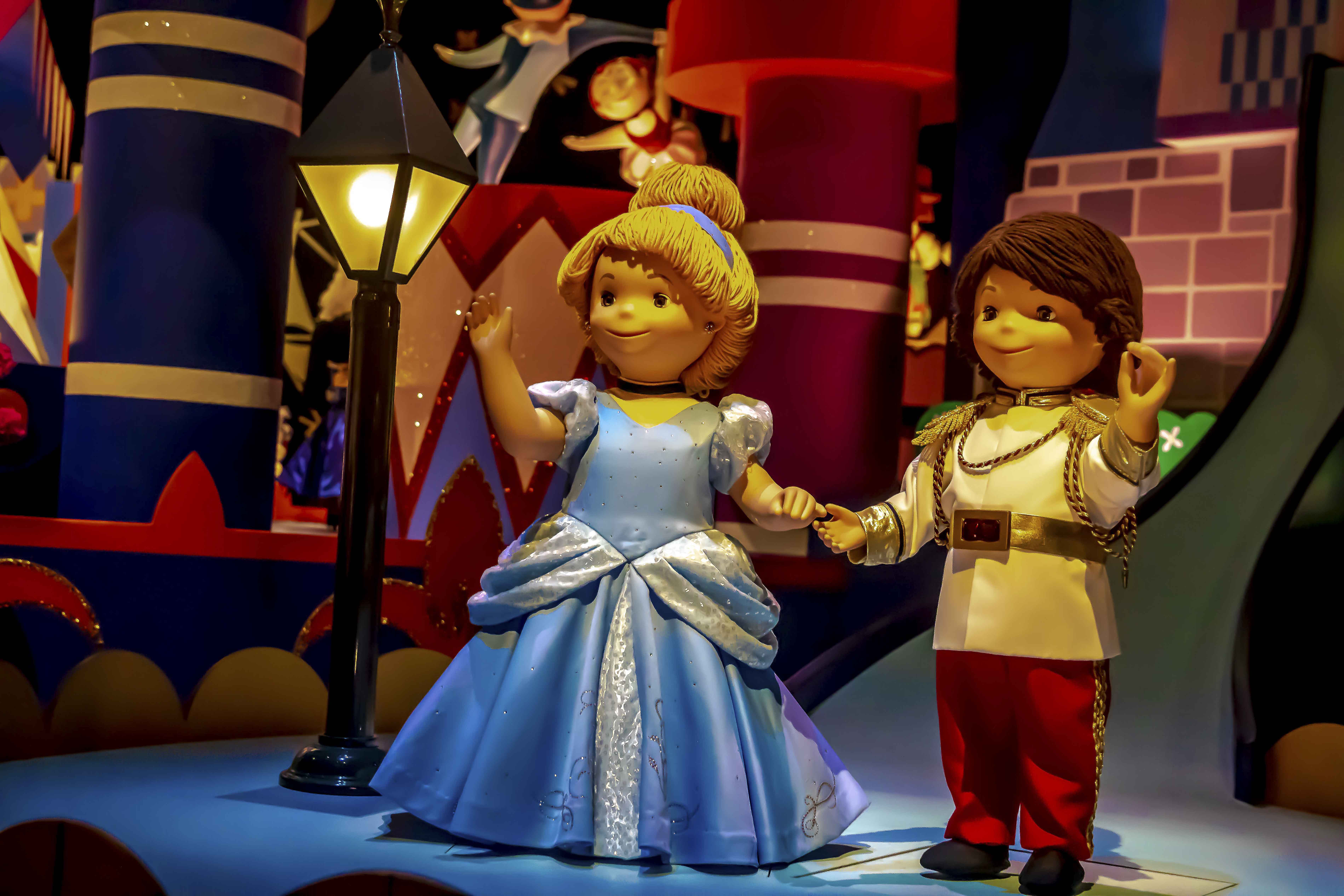 It's a Small World — Cinderella and Prince Charming dolls, Tokyo Disneyland