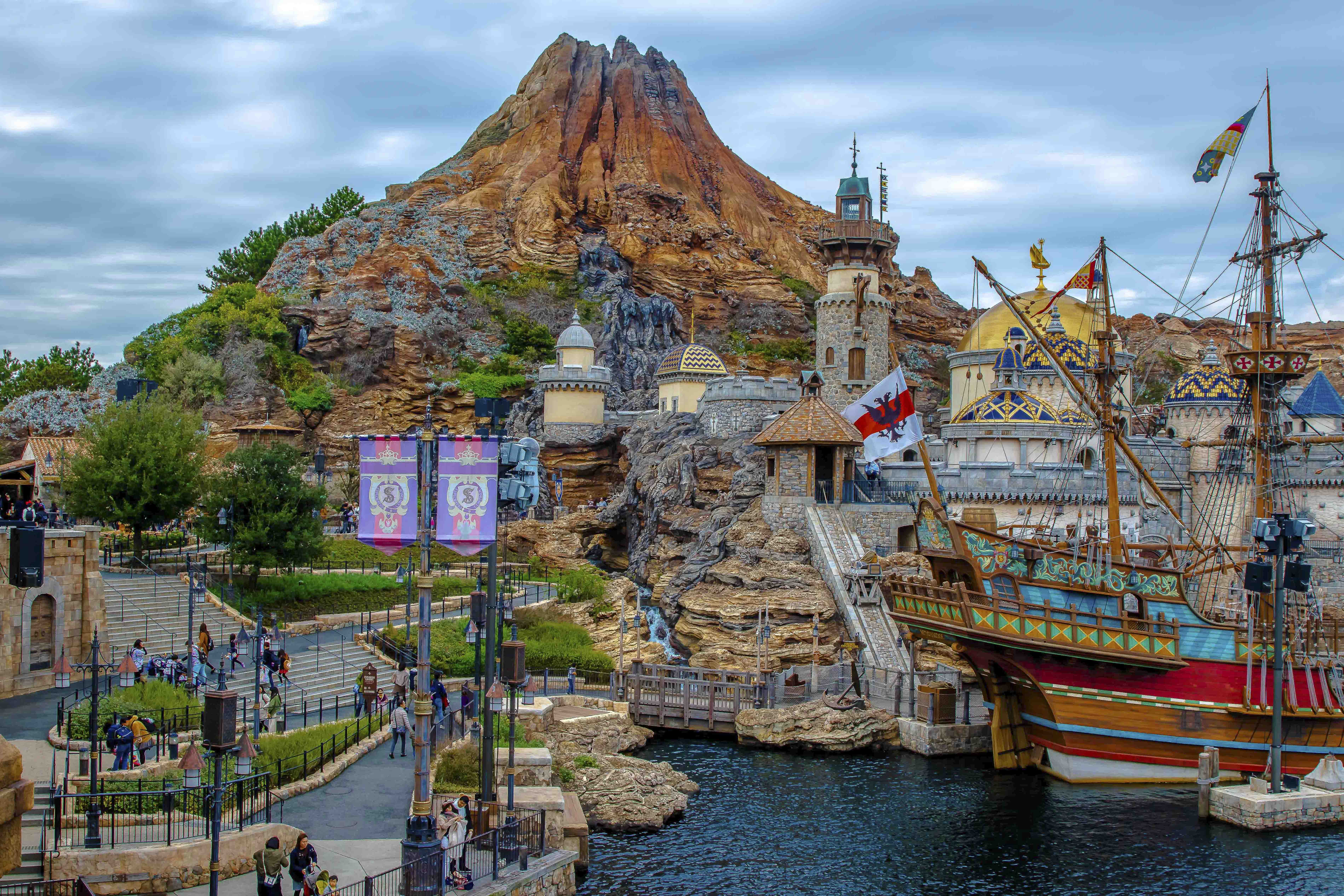 Mediterranean Harbor — Mount Prometheus volcano and the Flying Dutchman pirate ship, Tokyo DisneySea