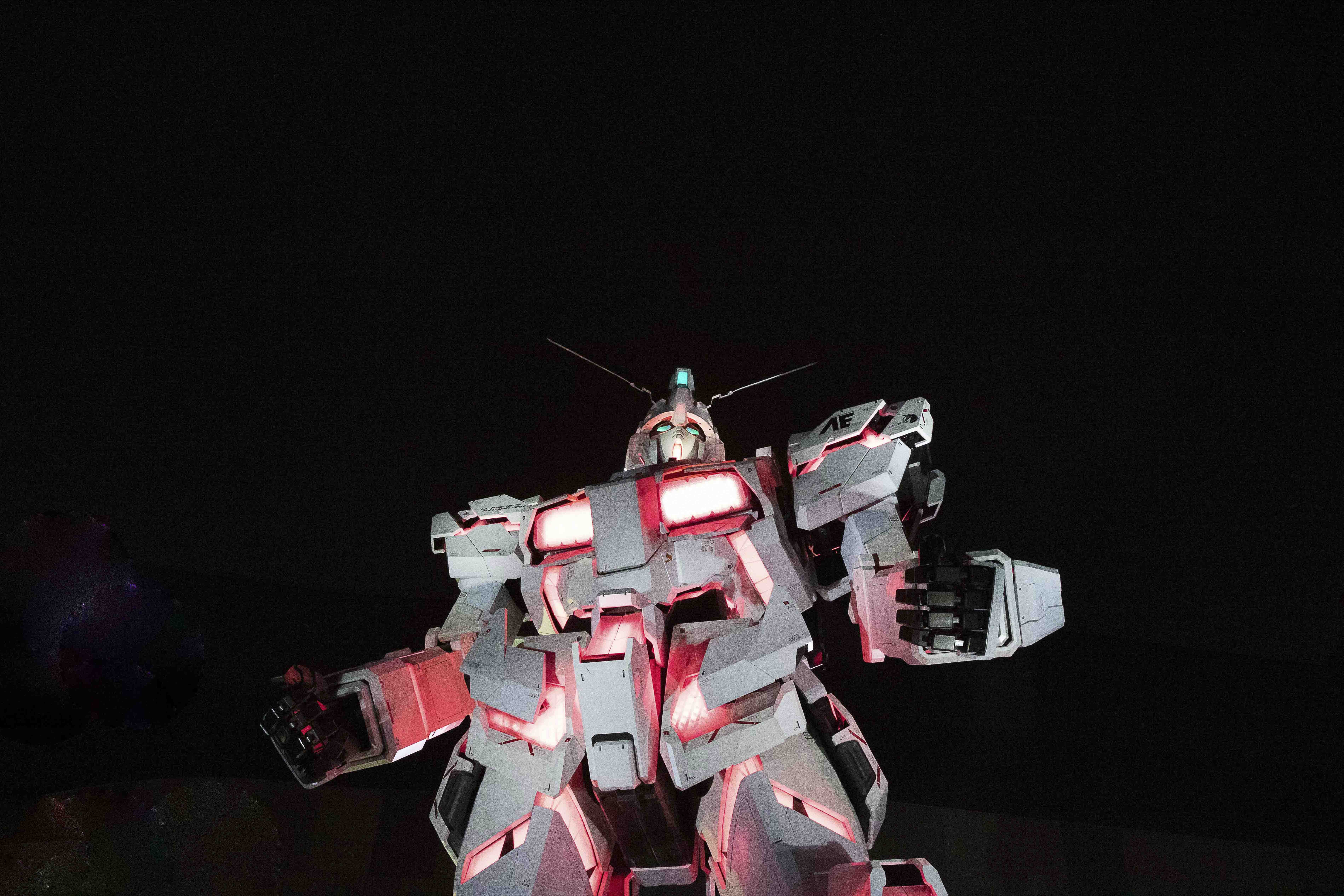 Unicorn Gundam full figure against the night sky