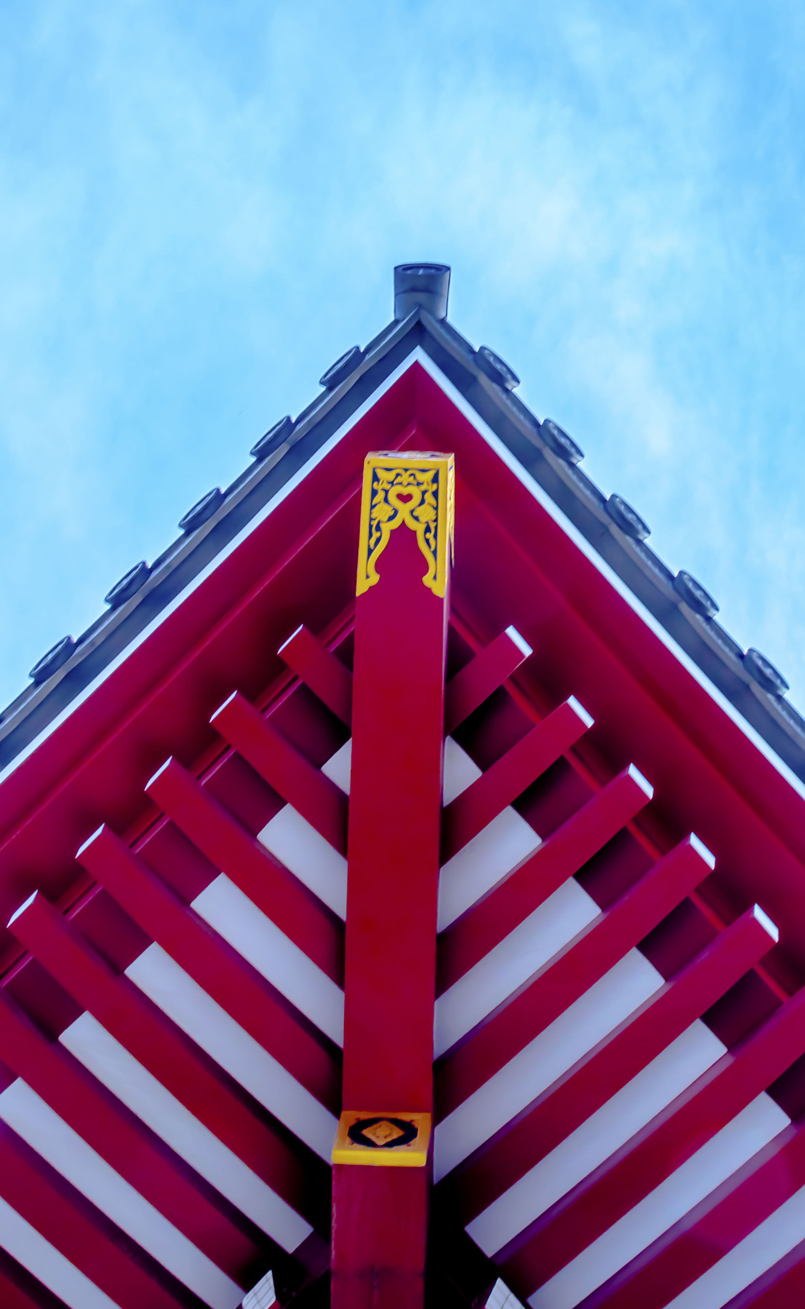Looking straight up through the red lattice of Senso-ji gate